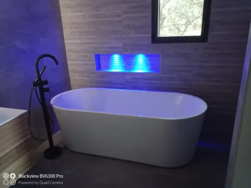 Réalisation d'une belle salle de bain avec baignoire îlot sur Uchaux, Bollène, S.E.B. Sanitaire Electricité du Bâtiment