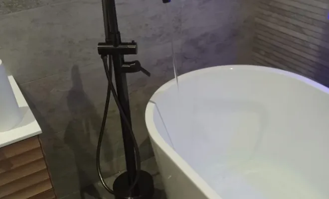 Réalisation d'une belle salle de bain avec baignoire îlot sur Uchaux, Bollène, S.E.B. Sanitaire Electricité du Bâtiment